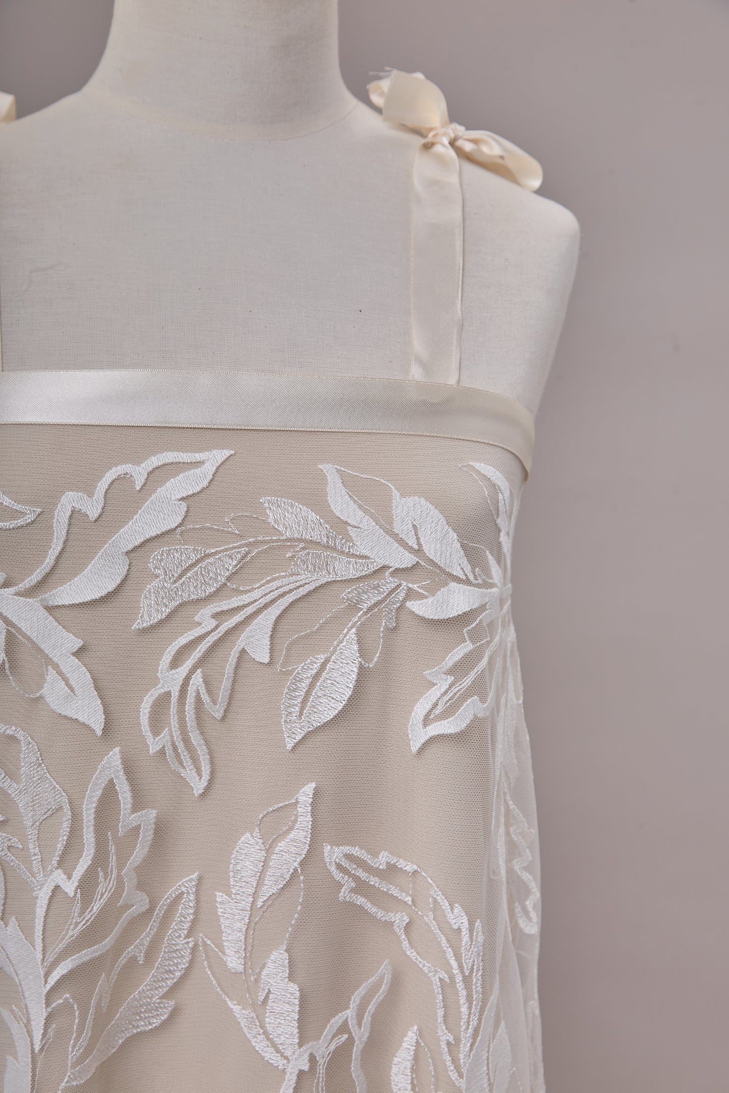 S0666 - Embroidery tulle