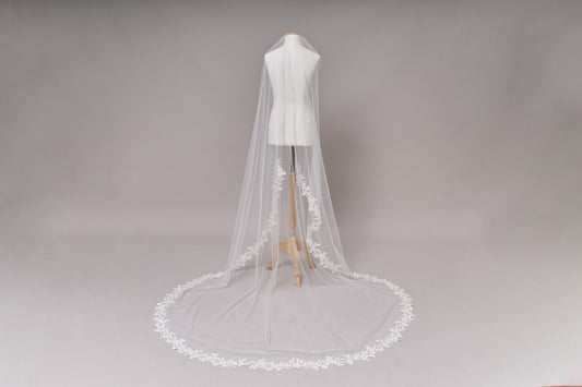S0675 - Off-white bead veil with transparent sequins