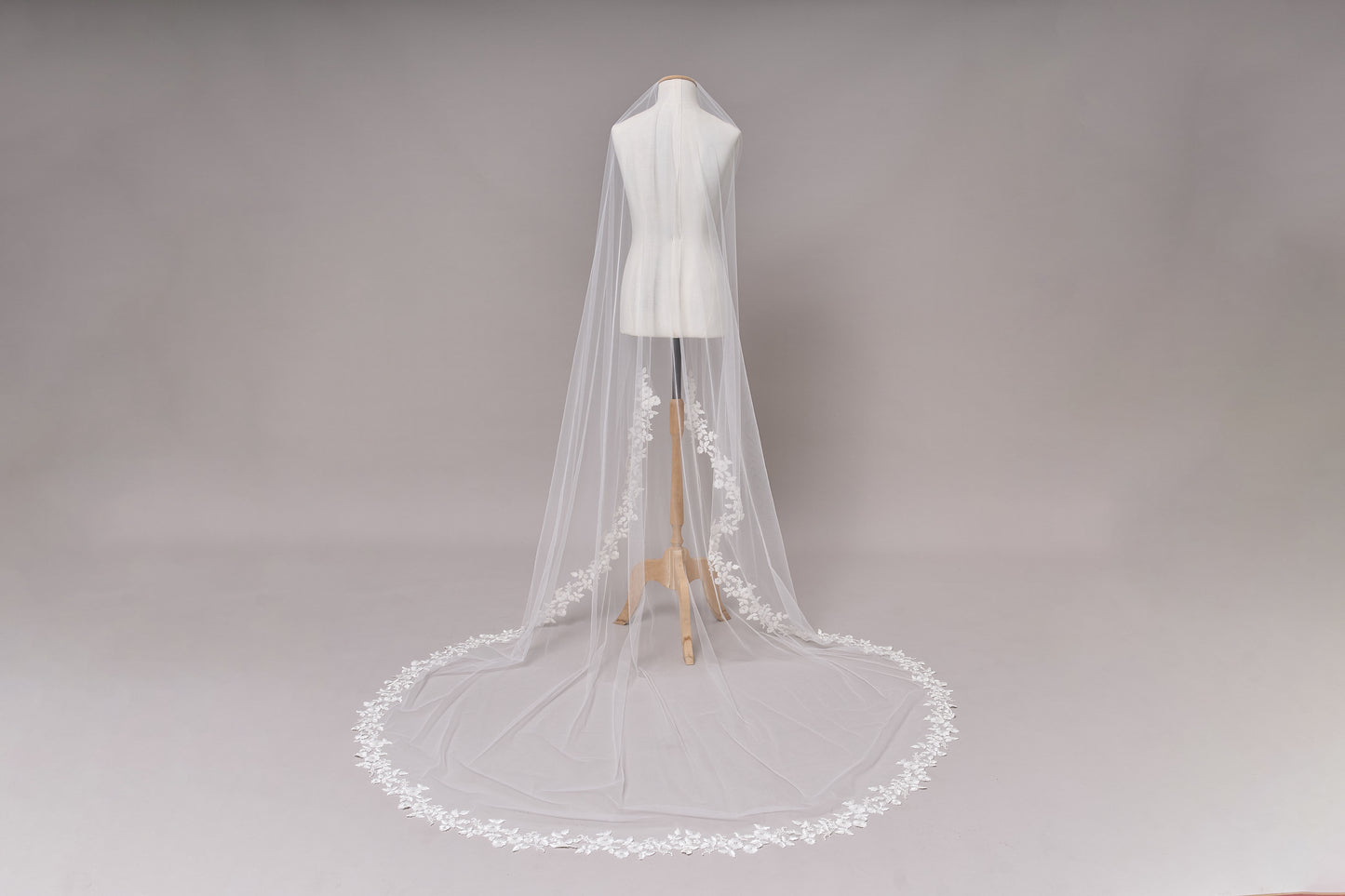 S0675 - Off-white bead veil with transparent sequins