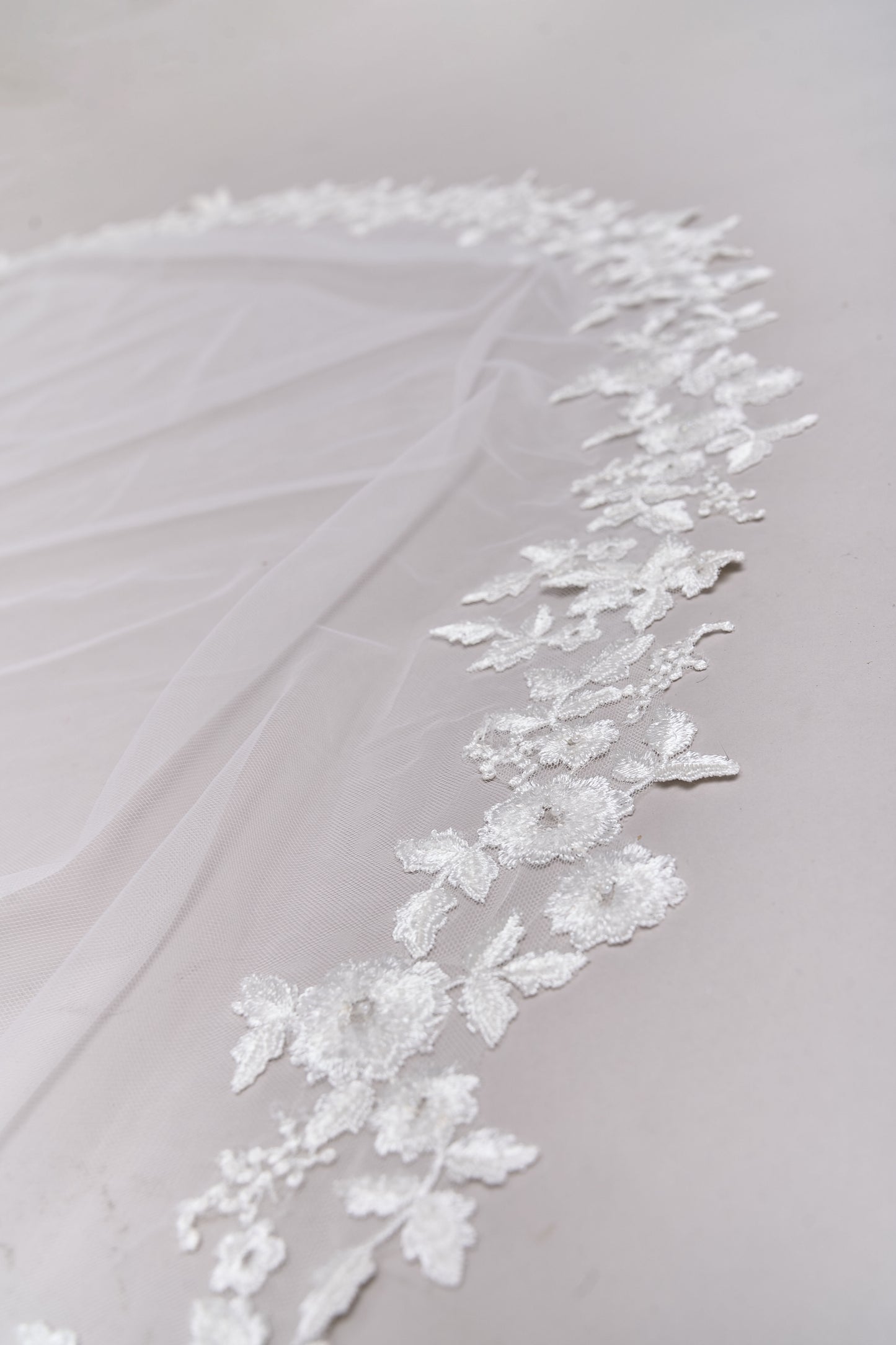 S0675 - Off-white bead veil with transparent sequins