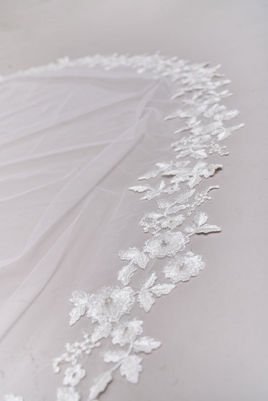 S0675 - Off-white bead veil with transparent sequins