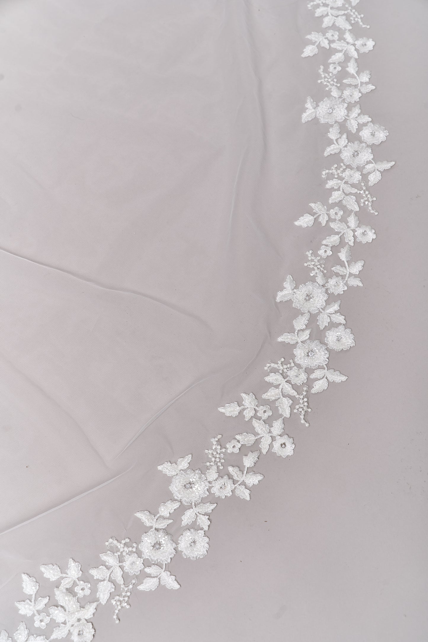 S0675 - Off-white bead veil with transparent sequins