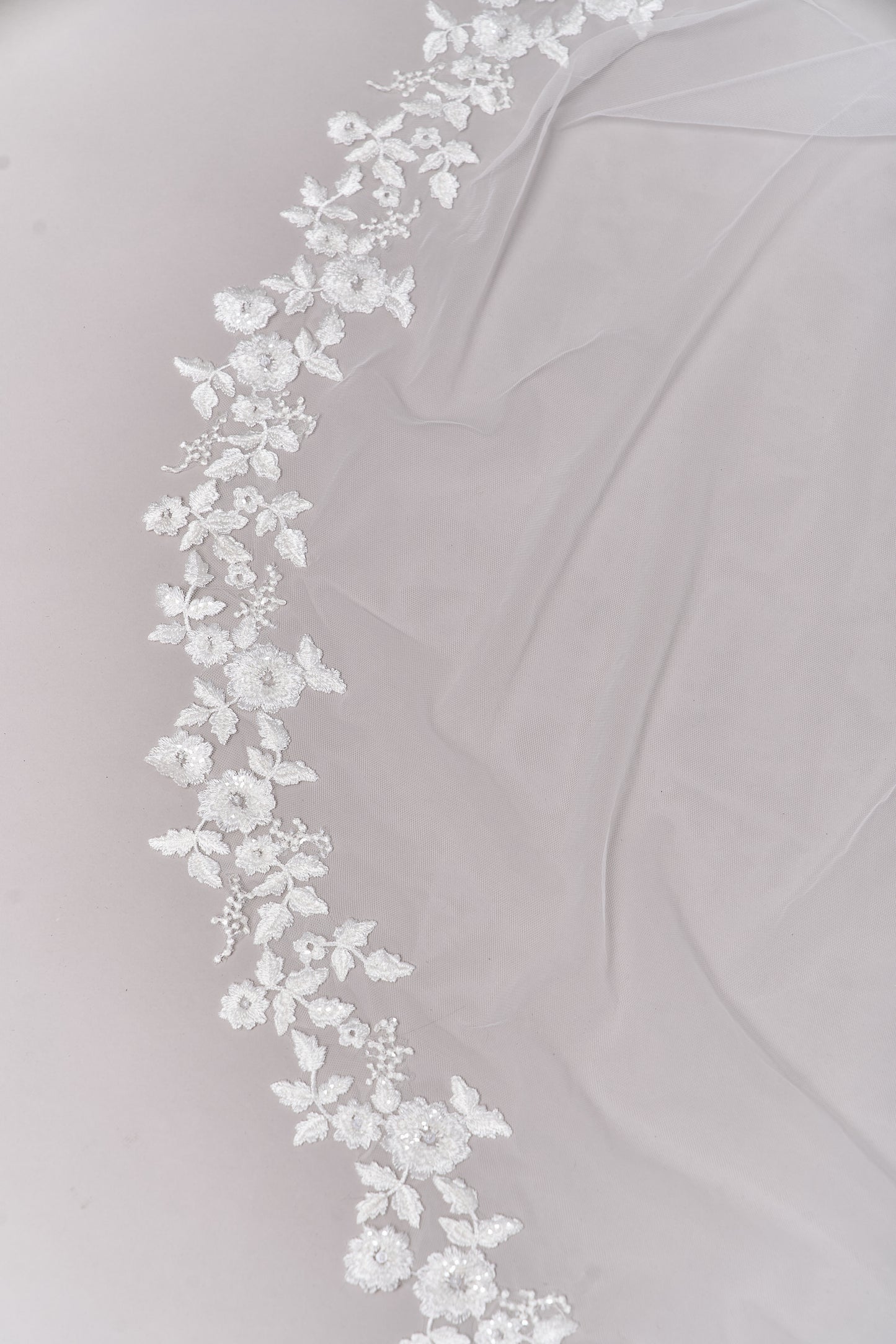 S0675 - Off-white bead veil with transparent sequins
