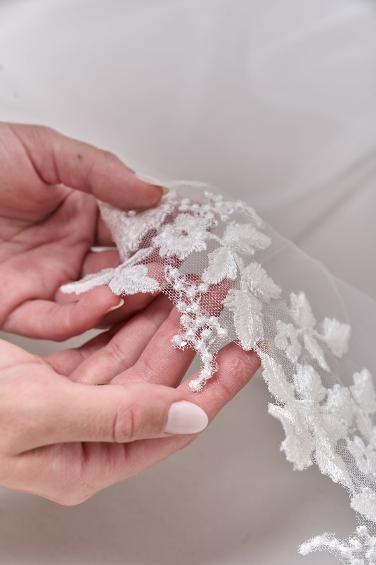 S0675 - Off-white bead veil with transparent sequins