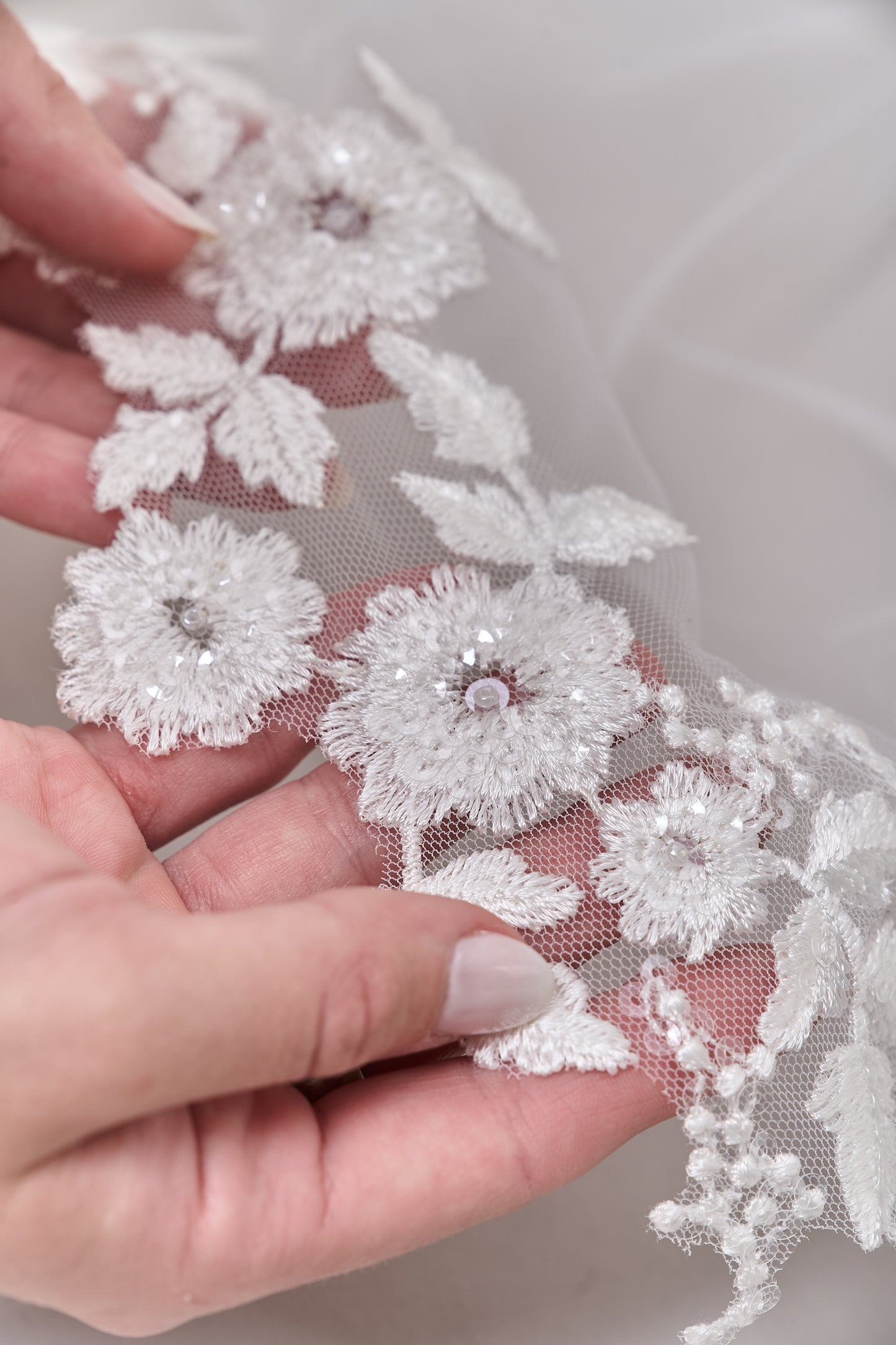 S0675 - Off-white bead veil with transparent sequins