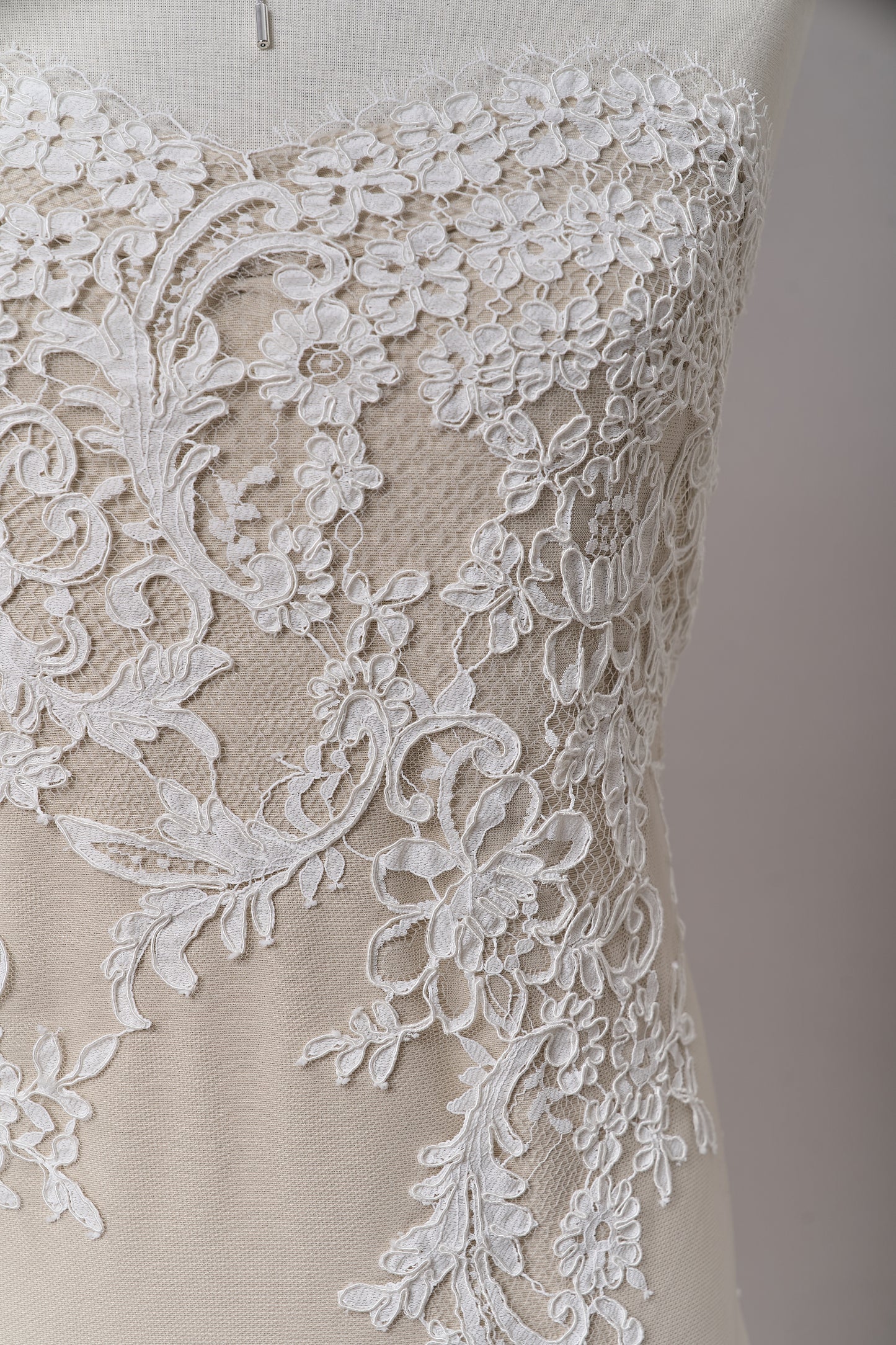 S0688 - Corded lace (rebrodé lace)