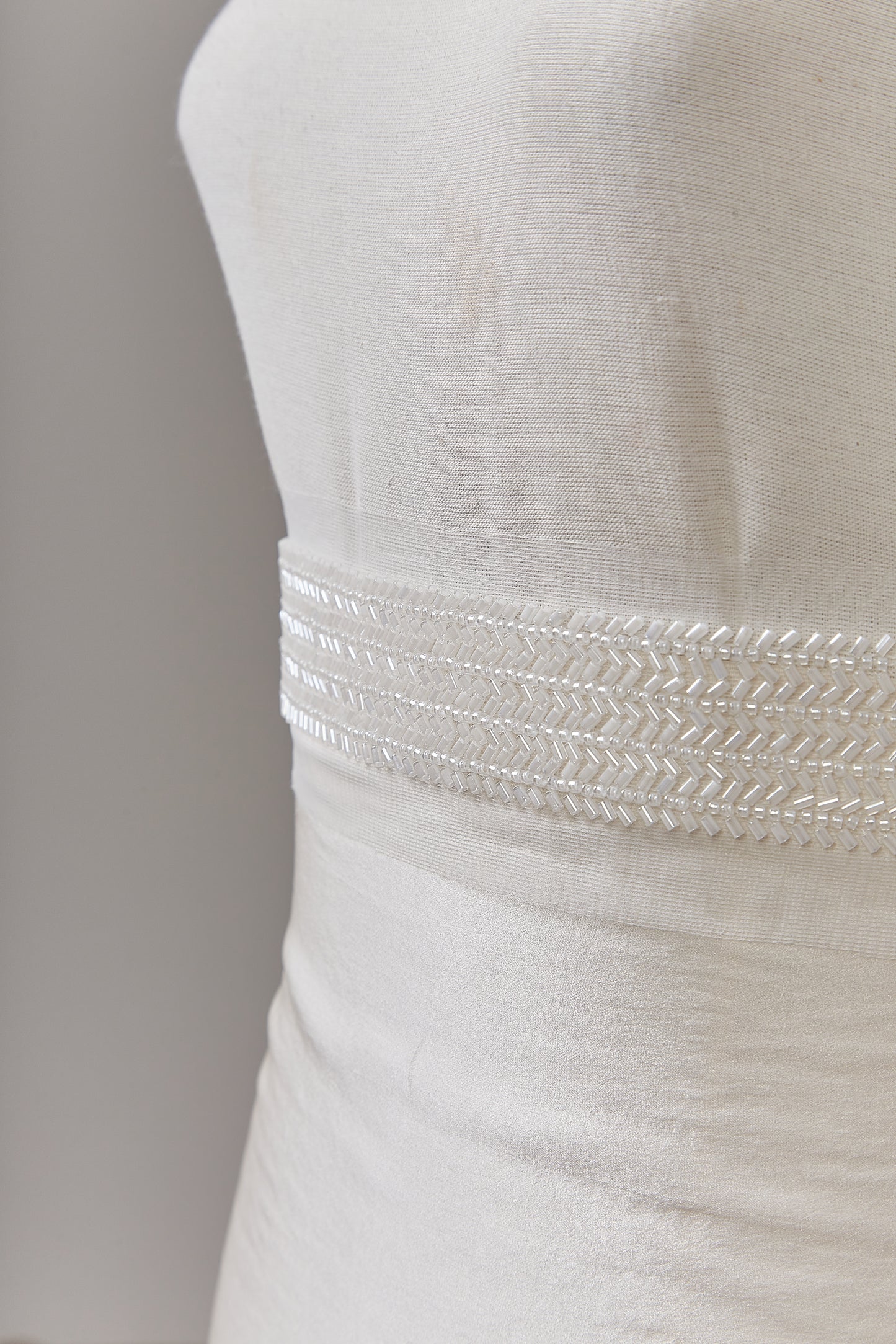 S0652 OFF WHITE BEADED GALLOON